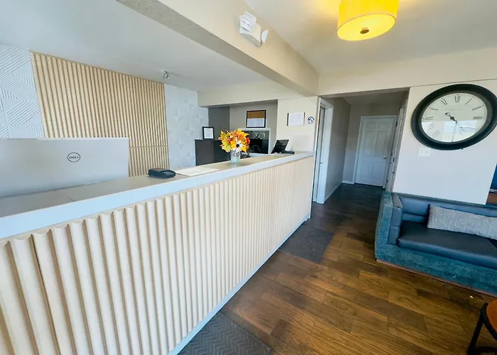 Deluxe Inn & Suites