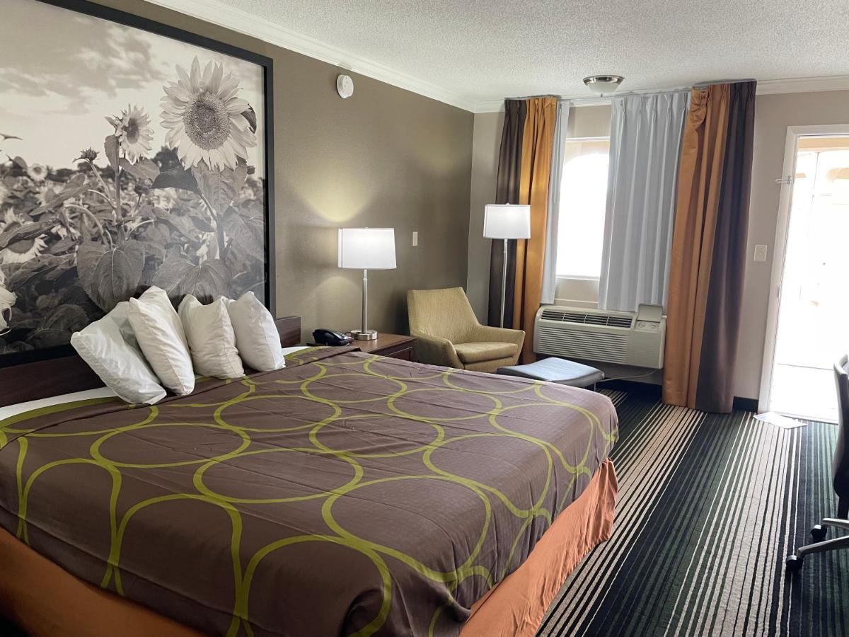 Deluxe & Hotel Junction City